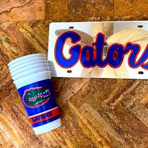 Gator license plate and 6 plastic cups.